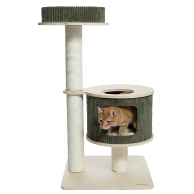Árbol rascador de dos niveles, postes de sisal y funda de tela verde. Gato visible en la parte inferior del árbol rascador.