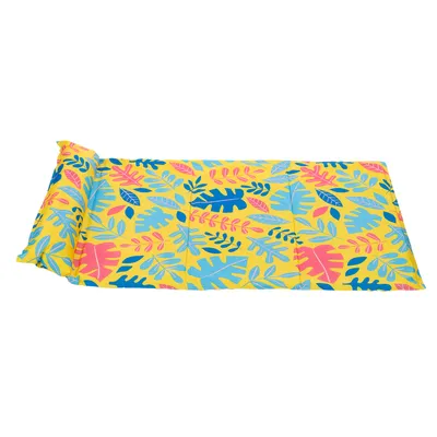 Żółta mata z kolorowym wzorem liści w niebieskim, różowym i czerwonym kolorze. Odpowiednia jako podkładka lub dekoracja.