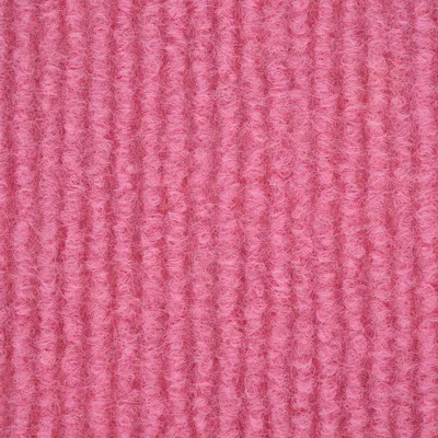 Krupni plan ružičastog, rebrastog tekstila s mekanom teksturom.