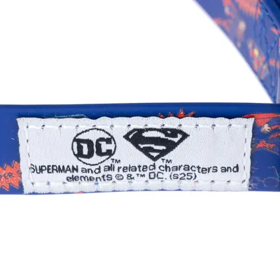 DC, logo Superman. Texte en anglais : SUPERMAN and all related characters and elements © & ™ DC. (S25)