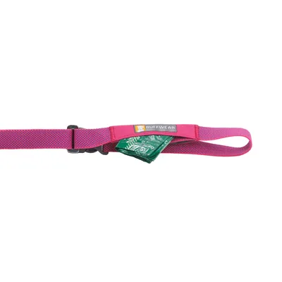 Ruffwear Hundegürtel in Pink mit integrierter Tasche für grüne Kotbeutel. Verstellbarer Verschluss und strapazierfähiges Material.