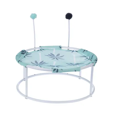 Rundes Spielzeug mit Metallrahmen, grünem Netzstoff und zwei flexiblen Stäben mit schwarzen und grünen Pompons.