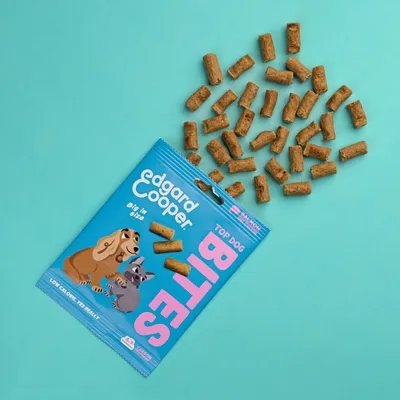 Edgard Cooper Top Dog Bites, blauwe verpakking met cartoonhonden en zichtbare brokjes. Tekst: big in size, low calorie, yes really, 84% MON proteïne, salmon & chicken.