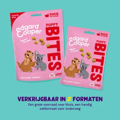 Edgard Cooper Puppy Bites eend en kip, small in size, verkrijgbaar in 2 formaten. Tekst: low calorie, yes really. Family bag en zakformaat zichtbaar.