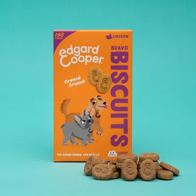 Edgard Cooper Bravo Biscuits hondenkoekjes met kip, 130 stuks. Tekst op verpakking: Crunch Crunch, no added sugar, yes really, 1.7 carbon foodprint.