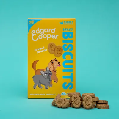 Edgard Cooper Bravo Biscuits hondenkoekjes, verpakking met tekst: Crunch Crunch, Turkey and Chicken, 130 treats, No added sugar. Koekjes in ronde vorm zichtbaar voor de doos.