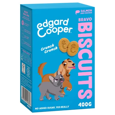 Edgard Cooper Bravo Biscuits, zalm en kip, 400g. Tekst: Crunch Crunch, no added sugar. Yes really. Afbeelding van twee honden en twee koekjes met een 'e'.