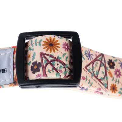 Nahaufnahme eines Halsbands mit floralem Muster und Symbolen aus 'The Deathly Hallows'. Schwarze Schnalle und Textilmaterial sichtbar.