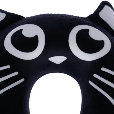 Fekete plüss anyagú, macska arcot ábrázoló U-alakú párna, fehér szemekkel, bajuszokkal és fülekkel.