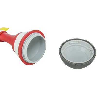 Accessoire en plastique rouge et blanc avec embout fileté, à côté d’un couvercle gris détaché, les deux pièces sont montrées séparément sur fond blanc.