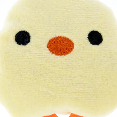 Juguete de peluche amarillo con bordado negro en los ojos y nariz naranja, apto para mascotas.