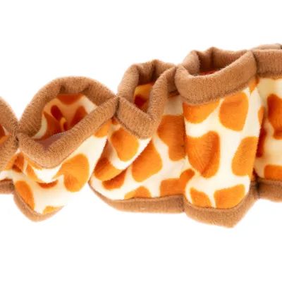 Blødt legetøj med girafmønster af stof, farvet orange og brun.