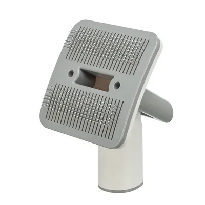 Cepillo gris con cerdas metálicas finas y mango ergonómico, adecuado para el cuidado del pelaje.