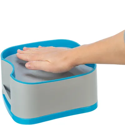 Una mano preme sulla superficie grigia di un contenitore blu e grigio, mostra l’uso tramite pressione.