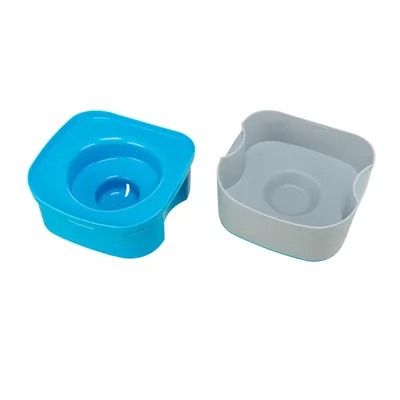Due ciotole quadrate per alimenti in plastica, una blu con bordo rialzato e una grigia con angoli arrotondati.