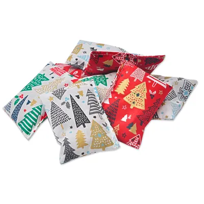 Lot de coussins rectangulaires en tissu avec motifs de sapins de Noël multicolores sur fond blanc et rouge, sans marque visible.