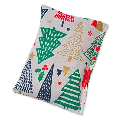 Coussin rectangulaire en tissu décoré de motifs sapins de Noël verts, rouges, dorés et bleus sur fond blanc. Aucun texte ou marque visible.