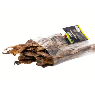 Gennemsigtig pose med tørrede okseører, mærkat med tekst: 'Rinderohren', stregkode og sort/gul design. Indholdet er tydeligt synligt gennem emballagen.