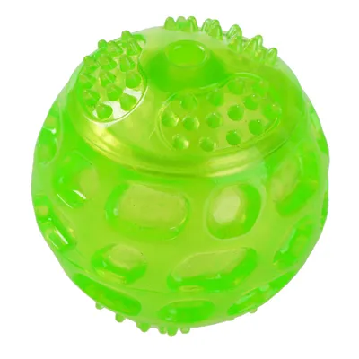 Balle verte en plastique avec surface à picots et reliefs visibles, sans marque apparente.