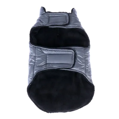 Manteau pour chien gris, intérieur en tissu polaire noir, fermeture par bandes auto-agrippantes visibles sur le dos et le ventre.