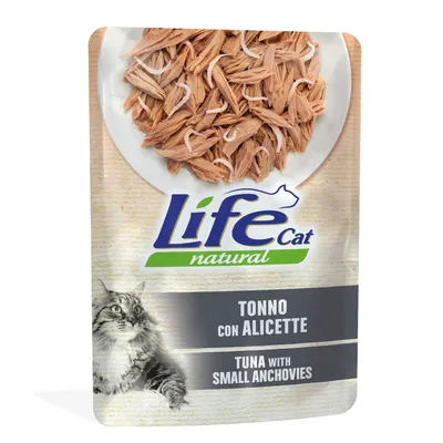 Life Cat Natural. Tuńczyk z małymi sardelami. Opakowanie przedstawia produkt i kota.