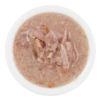 Närbild av våtfoder med köttbitar i en vit skål, lämplig för att visa produktens konsistens och ingredienser.