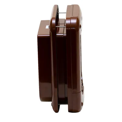 Chatière marron en plastique vue de côté, avec deux panneaux et vis de fixation visibles.