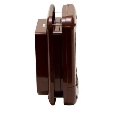 Bruine kunststof huisdierluik, zijaanzicht met zichtbare scharnieren en frame. Geen merknaam of tekst zichtbaar.