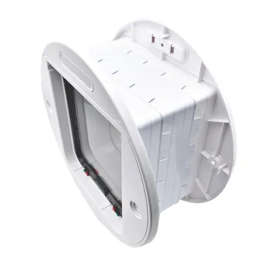 Sportello per gatti bianco con prolunga per tunnel, adatto a porte o pareti spesse. Meccanismi di chiusura visibili e finestra trasparente.