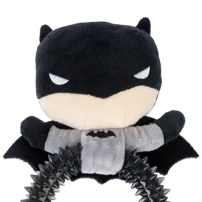 Giocattolo in peluche design Batman con anello da masticare nero a forma di spina. Logo Batman visibile su tessuto grigio.