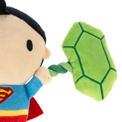 Plyslegetøj i Superman-design med grøn stofhammer og snoet rebhåndtag.