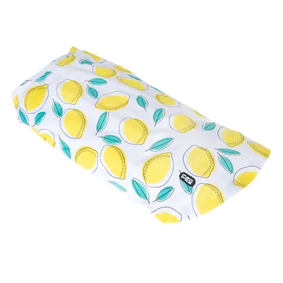 Vêtement pour animal blanc avec motifs citrons jaunes et feuilles vertes, étiquette visible portant l’inscription « DOG » en noir et blanc.