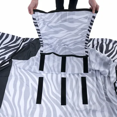 Coperta per cani con motivo zebra e chiusure in velcro, mostra le opzioni di fissaggio e i dettagli della struttura della coperta.