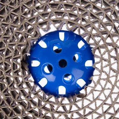 Katzenspielzeug aus Karton mit blauem Kunststoffball in der Mitte, geeignet für Kratzen und Spielen.