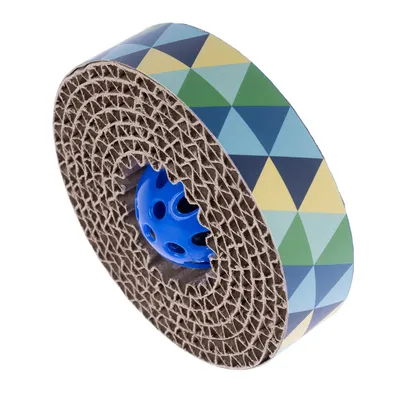 Runde Kratzrolle aus Pappe mit buntem geometrischem Muster und integriertem blauen Spielball in der Mitte.