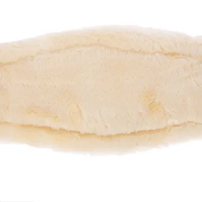 Beige, pluizig materiaal, mogelijk geschikt voor huisdierproducten zoals bedden of dekens.