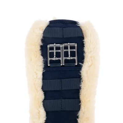 Riem met donkerblauwe stof, beige imitatiebont en twee zilverkleurige metalen gespen. Zichtbare naden en elastische banden.