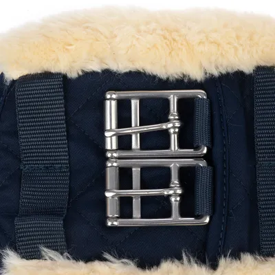 Close-up van een donkerblauwe riem met zilverkleurige metalen gesp en beige imitatiebont.