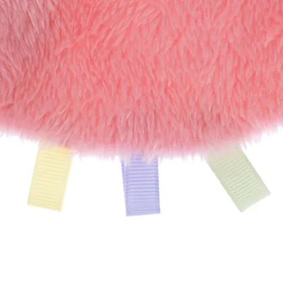 Nahaufnahme eines rosa Plüschmaterials mit drei farbigen Stofflaschen in Gelb, Lila und Grün.