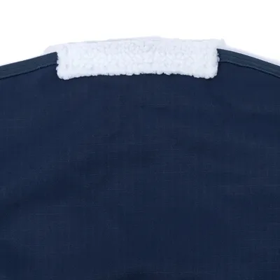 Donkerblauwe stof met witte, pluizige rand. Materiaalstructuur zichtbaar.