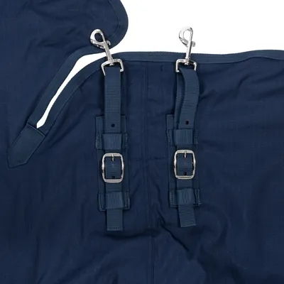 Donkerblauwe deken met verstelbare riemen en metalen gespen, twee karabijnhaken voor bevestiging zichtbaar.