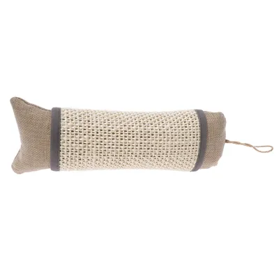 Cilindervormig speelgoed van beige stof en netmateriaal met lus, geschikt om te grijpen of te trekken.