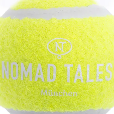 Nomad Tales München. Żółta piłka z białym logo i napisem.