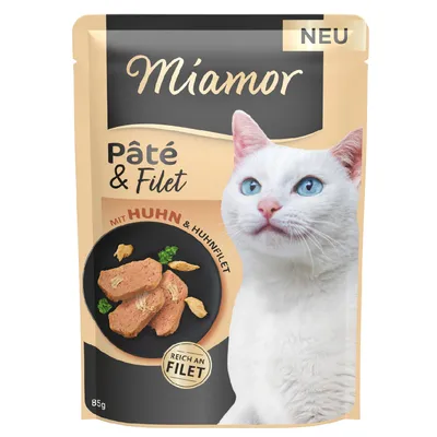 Miamor Pâté & Filet z kurczakiem i filetem z kurczaka, bogaty w filet, 85g. Opakowanie przedstawia białego kota i podany produkt na czarnym talerzu. Nowe oznaczenie.