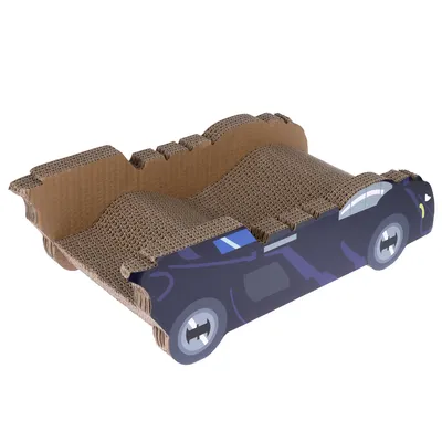 Krabmeubel van golfkarton in de vorm van een auto, bruin oppervlak met blauwe en zwarte accenten aan de zijkanten.