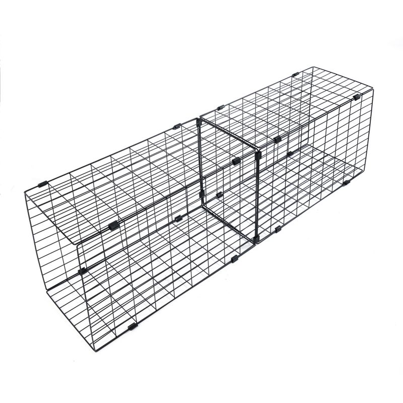 Metall-Gitterkäfig mit zwei Kammern und einer zentralen Tür, geeignet für die sichere Unterbringung oder Transport von Tieren.