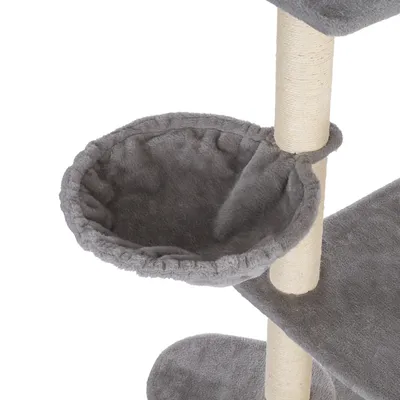 Grå hængekøje af blødt stof, fastgjort til et kradsetræ med stammer omviklet med sisal.