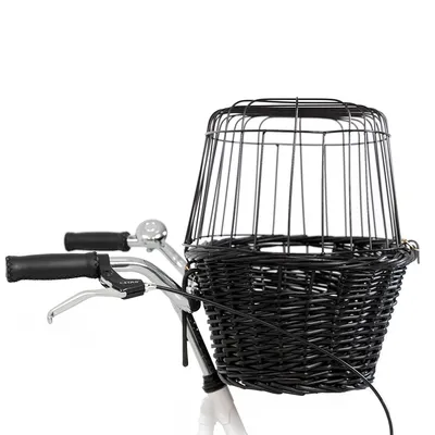 Svart cykelkorg av flätat material med metallgallerlock, monterad på styret av en cykel.