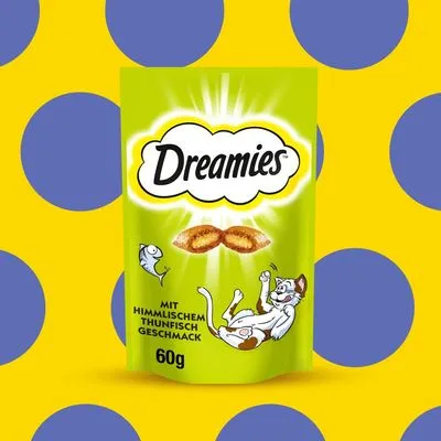 Opakowanie Dreamies 60 g, napis: Mit himmlischem Thunfisch Geschmack. Grafika ryby i kota, ilustracja przysmaku. Tekst w języku niemieckim.
