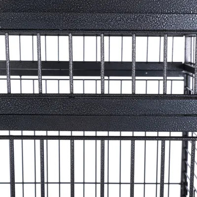 Detailní záběr na černou kovovou klec s mřížovými stěnami a stabilní konstrukcí.
